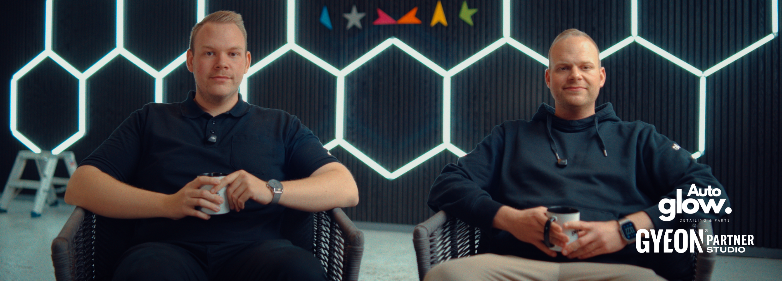 Troels og Mads fra Autoglowdetailing ses på billede med varm kaffe og stemning