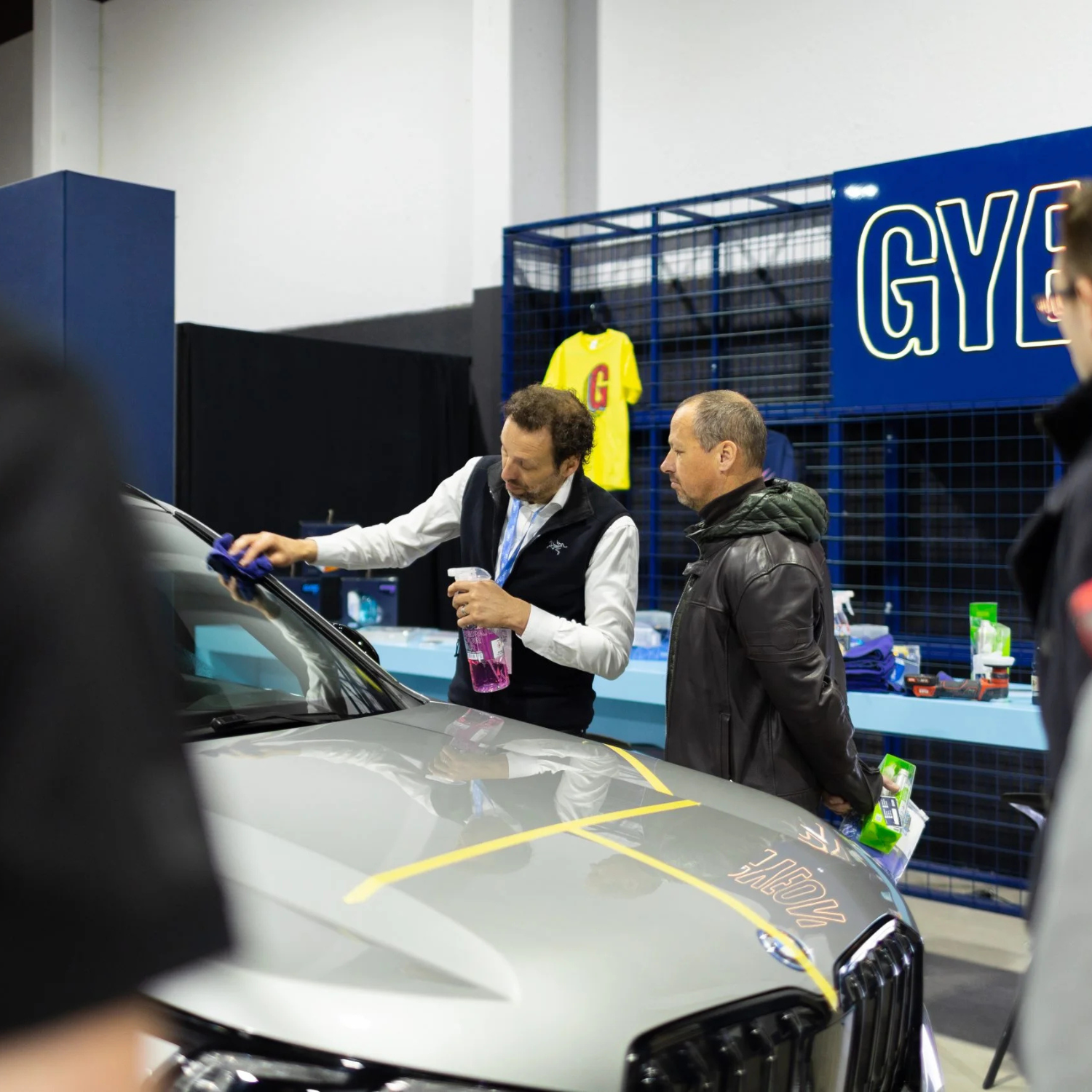 Sølv BMW aftørres under bilplejekursus