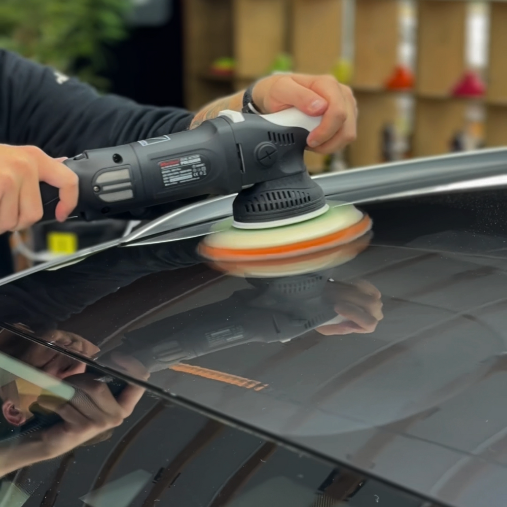 Glans polering udføres på sort bil inden påføring af lakforsegling