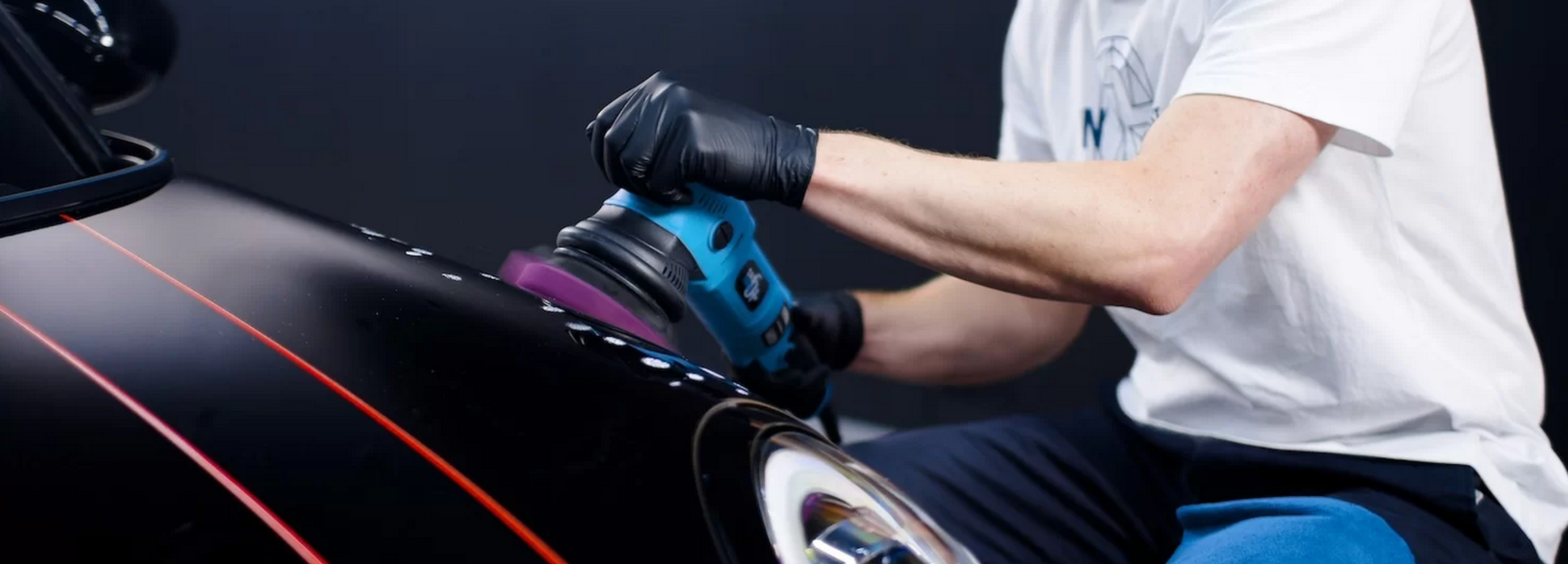 Sort Mini Cooper poleres med polermaskine til klargøring