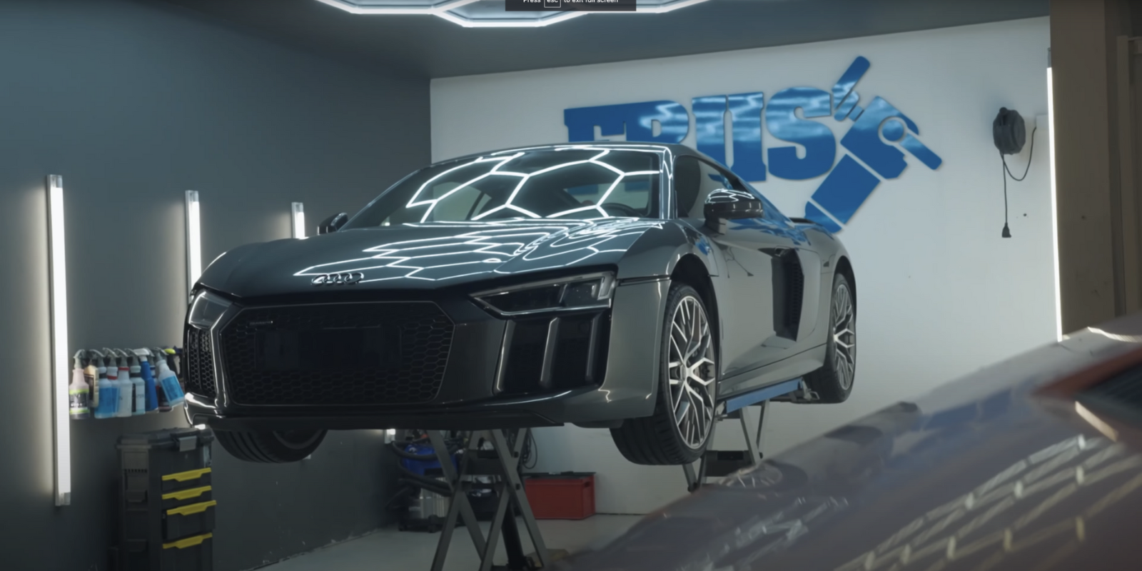 Audi R8 hænger på lift efter coating behandling