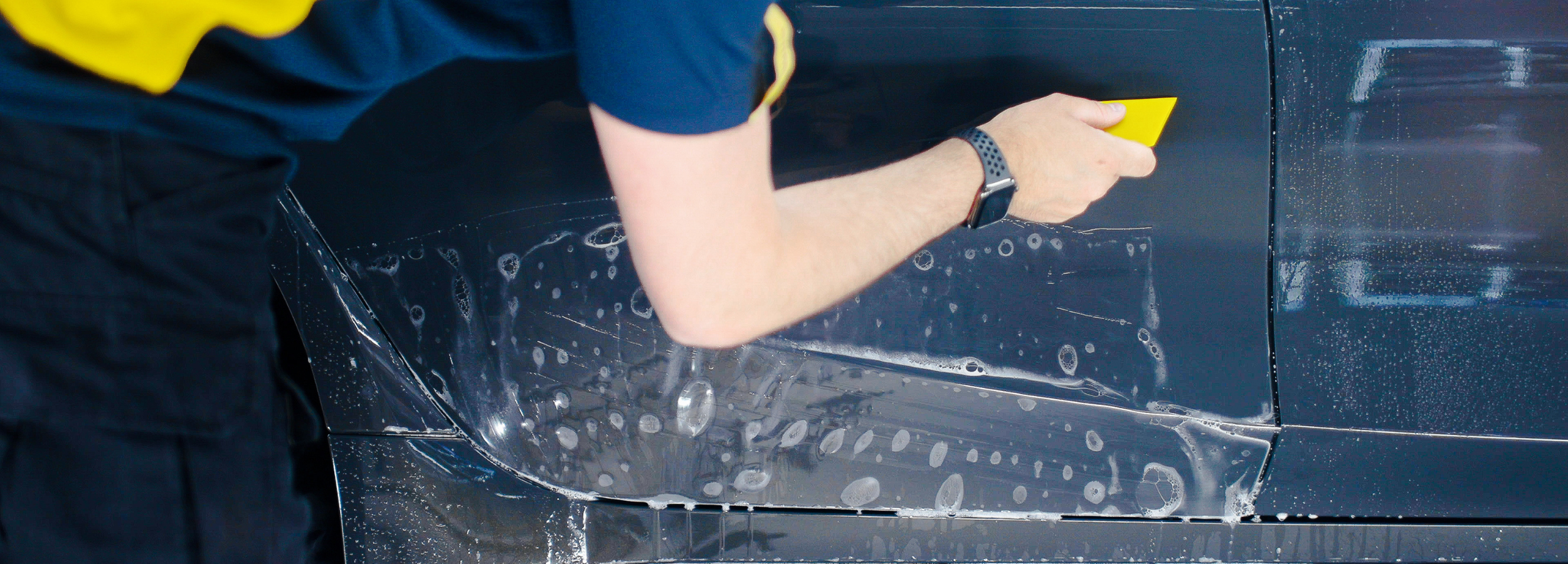 PPF Stenslagsfolie installeres på bildør i vores center