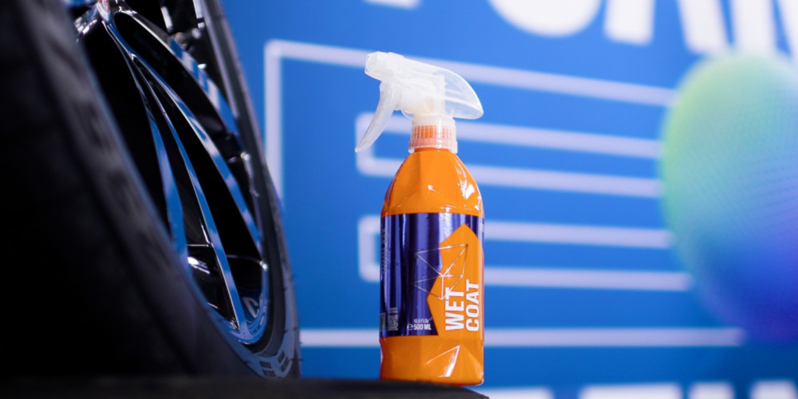 Gyeon Wetcoat vises sammen med et sort fælg efter behandling