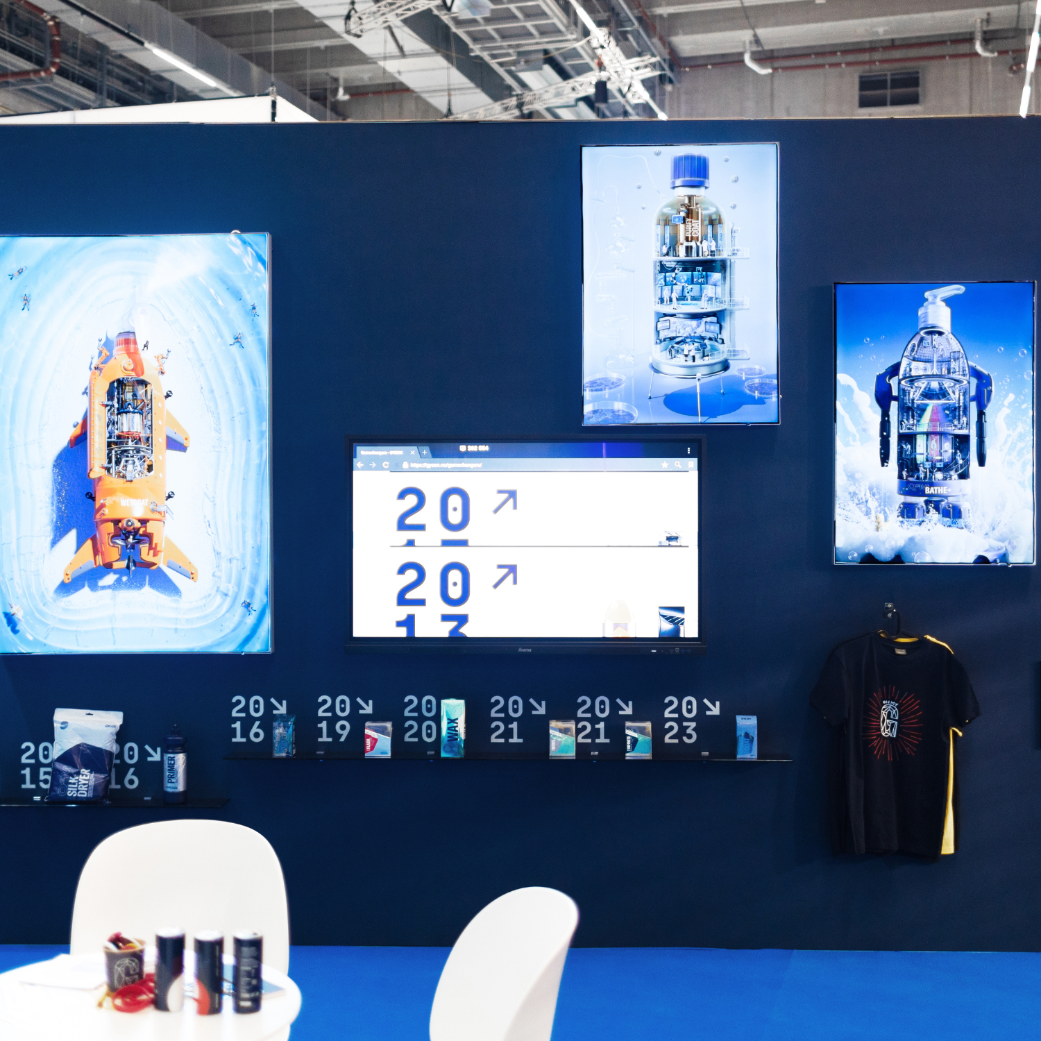 Gyeon billeder af produkter vises på en væg med marketingsmaterialer