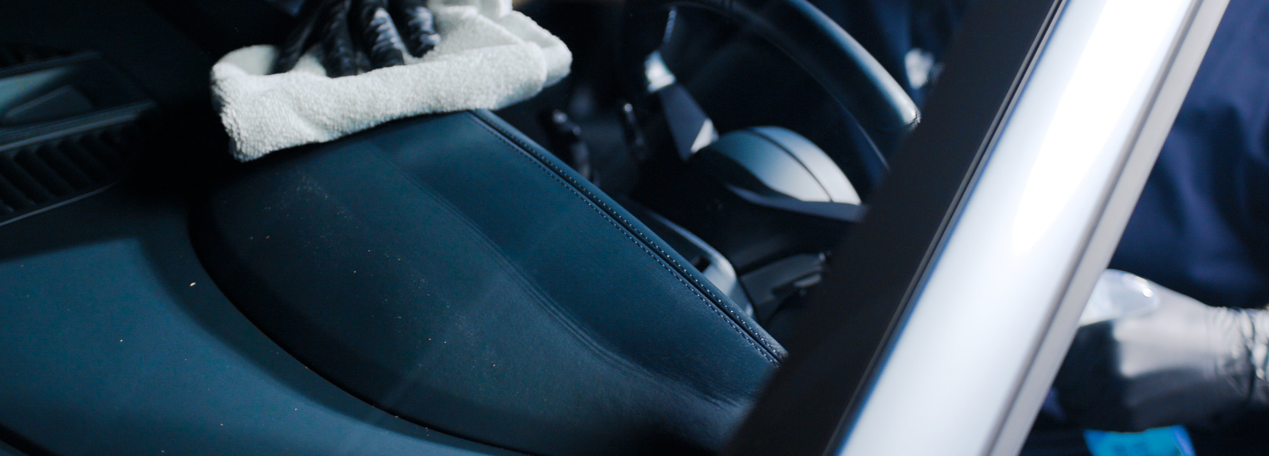 Instrumentbord aftørres for skidt indvendigt i bilen