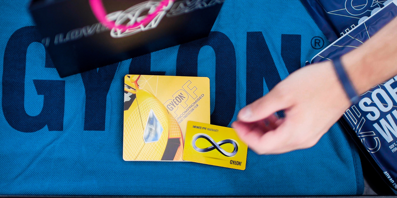 Gyeon PPF garanti kort vises sammen med en PPF folder