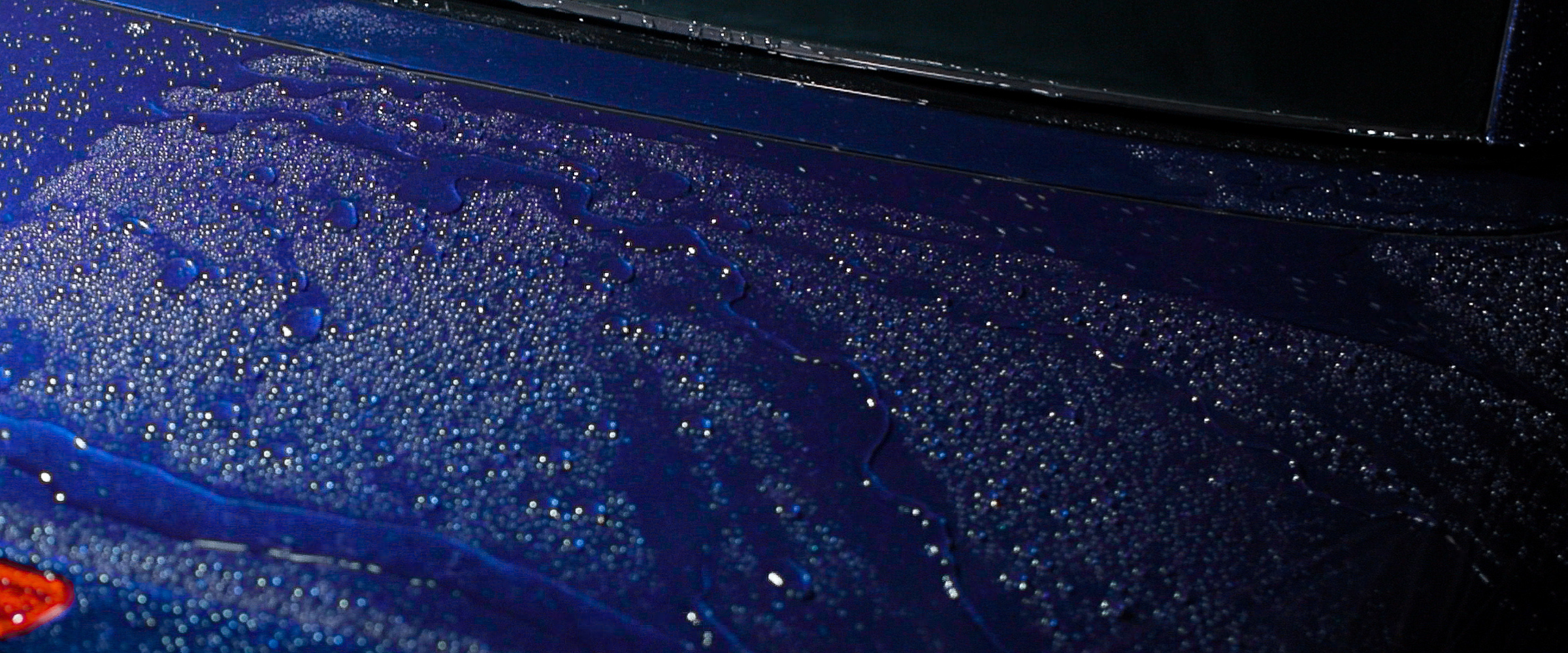 Beskyttet panel med keramisk coating som viser den hydrofobiske beskyttelse