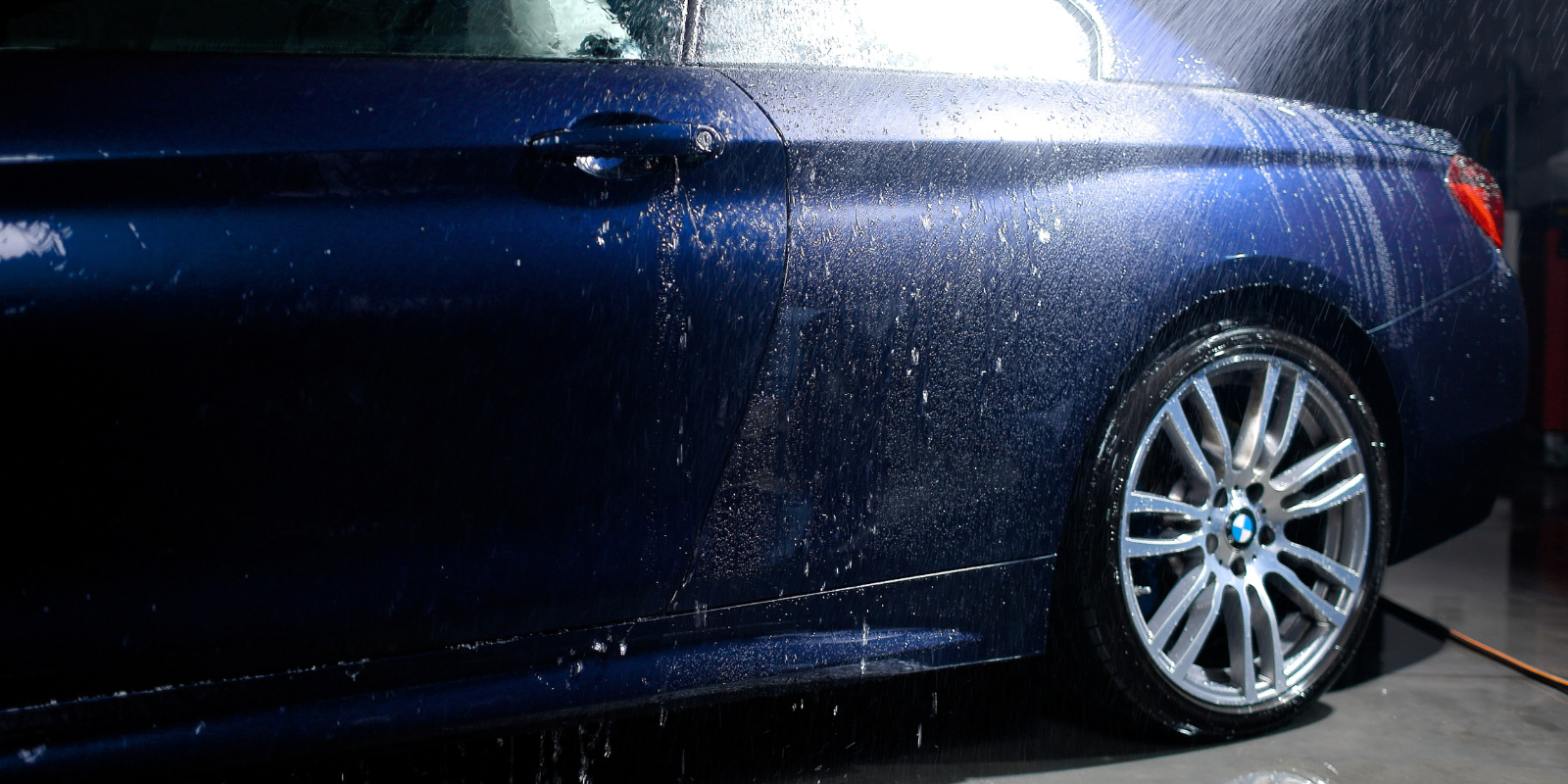 Blå BMW vaskes så man kan se forskellen på keramisk coating og uden keramisk coating