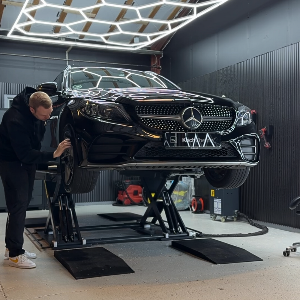 Sort bil får påført keramisk coating efter bilpolering