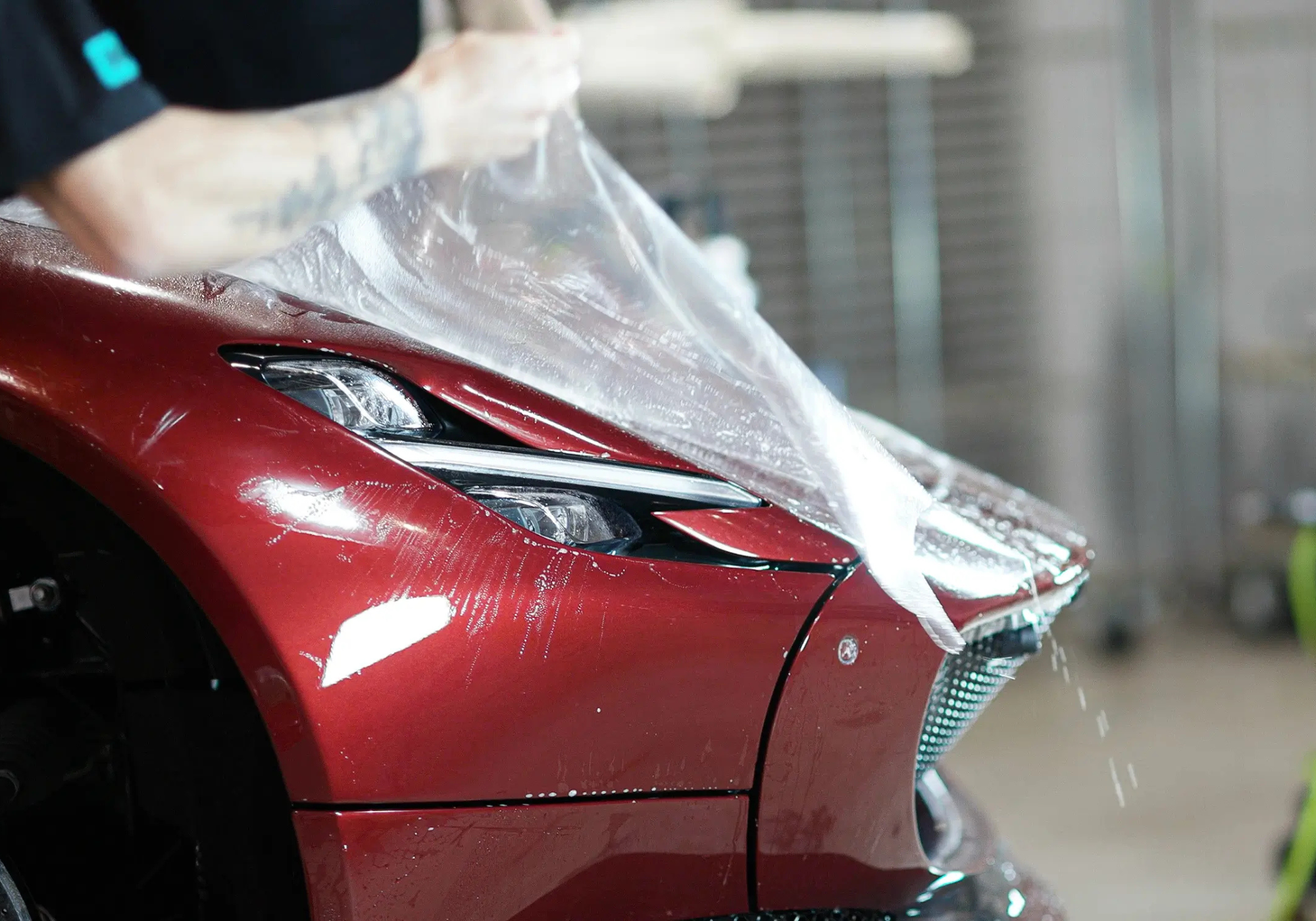 Professionel installation af GYEON PPF stenslagsfolie på bil – avanceret lakbeskyttelse udført hos Autoglow Detailing Center