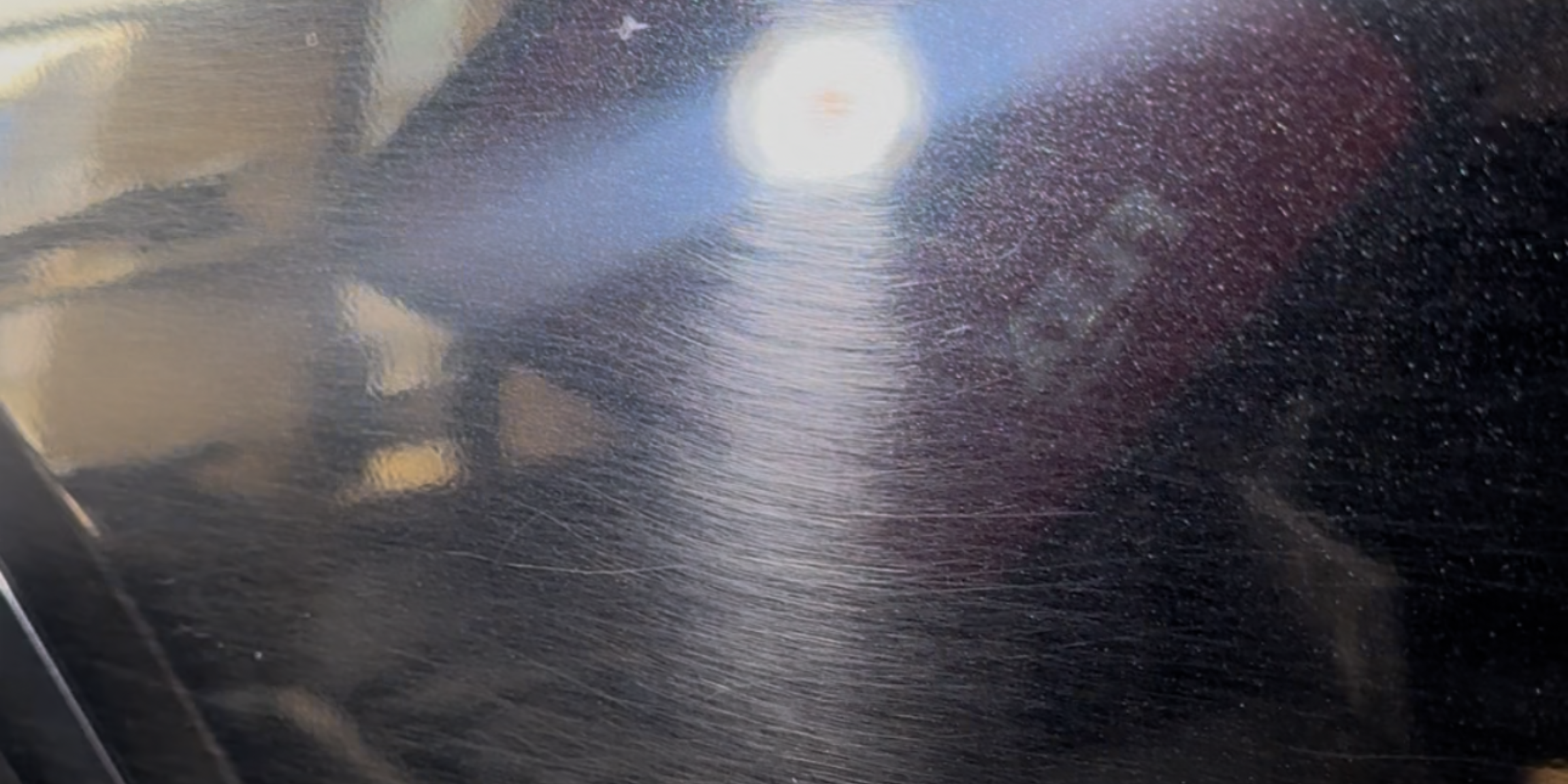 Før polering – lak med tydelige vaskeridser og hologrammer før professionel bilpolering hos Autoglow