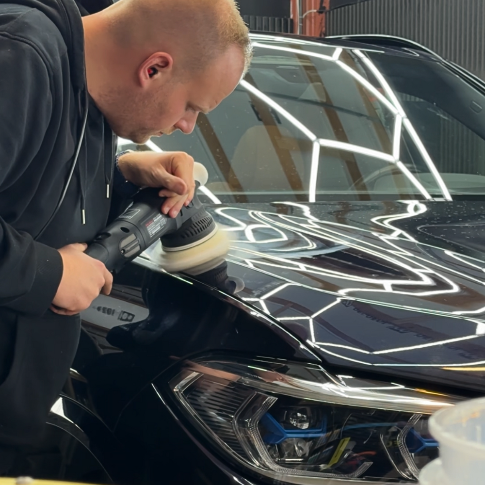 Sort BMW inde til dybdegående polering inden påføring af coating